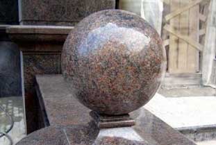 Декоративный шар из гранита